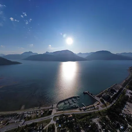 Lillian's Gjestehus, *